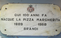 Placa que acredita al restaurante Brandi como creador de la pizza Margherita